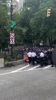 😂橄榄球好手！尼克斯球迷连续摆脱晃飞纽约警察！
